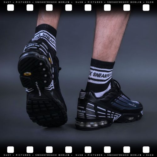 Short white and black socks – style and comfort in one place